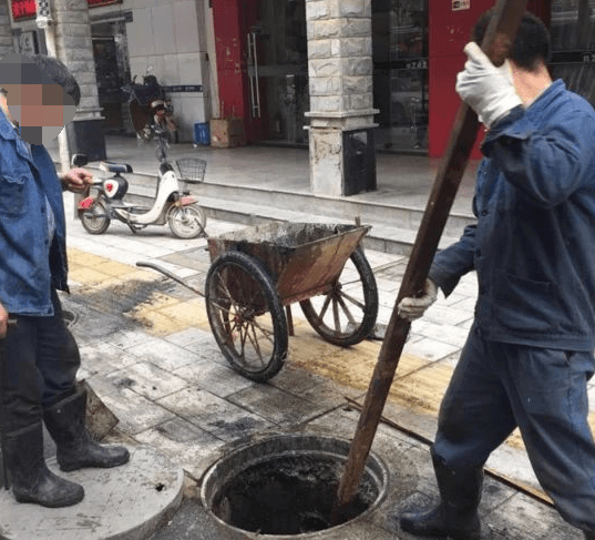 没有管道疏通机的情况下工人人工清理管道