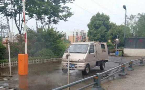 在车上加装水箱与汽油高压冲洗机