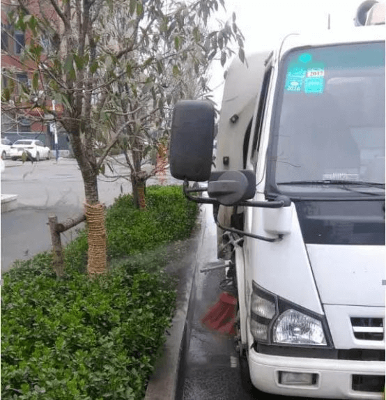 在车辆两侧扫把前端各安装一个可调节“移淋净”喷头