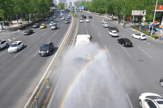 经过环卫工人升级后可以喷洒大量水雾的洒水车