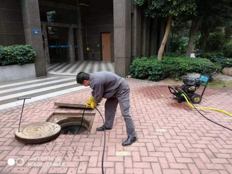 使用高压冲洗机对园区所有污水主管道进行清理冲洗
