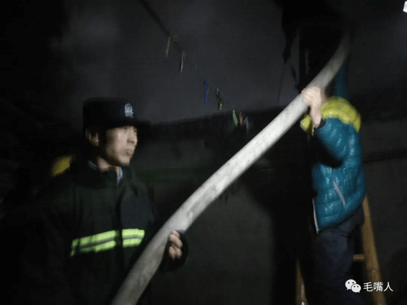 用高压水枪压制火势