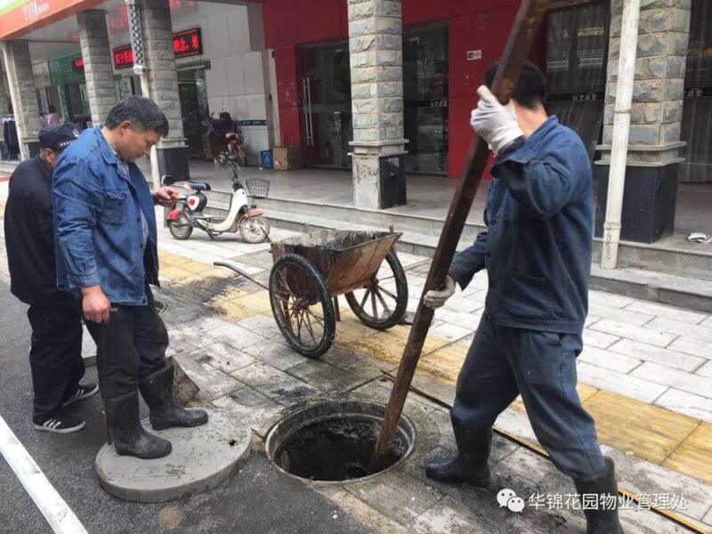 用竹片、铲子、电动管道疏通机轮番放入污水管进行疏通