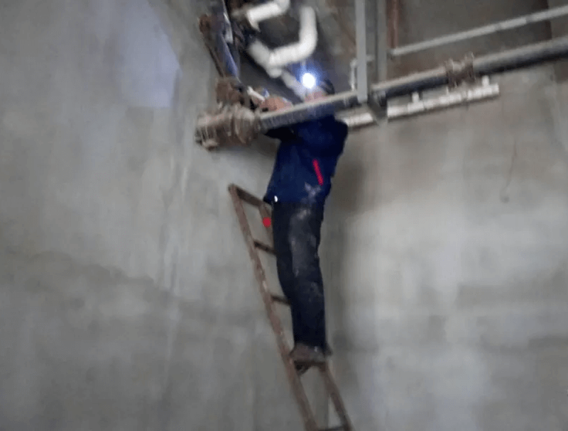 尝试用管道疏通机进行下水主管道疏通