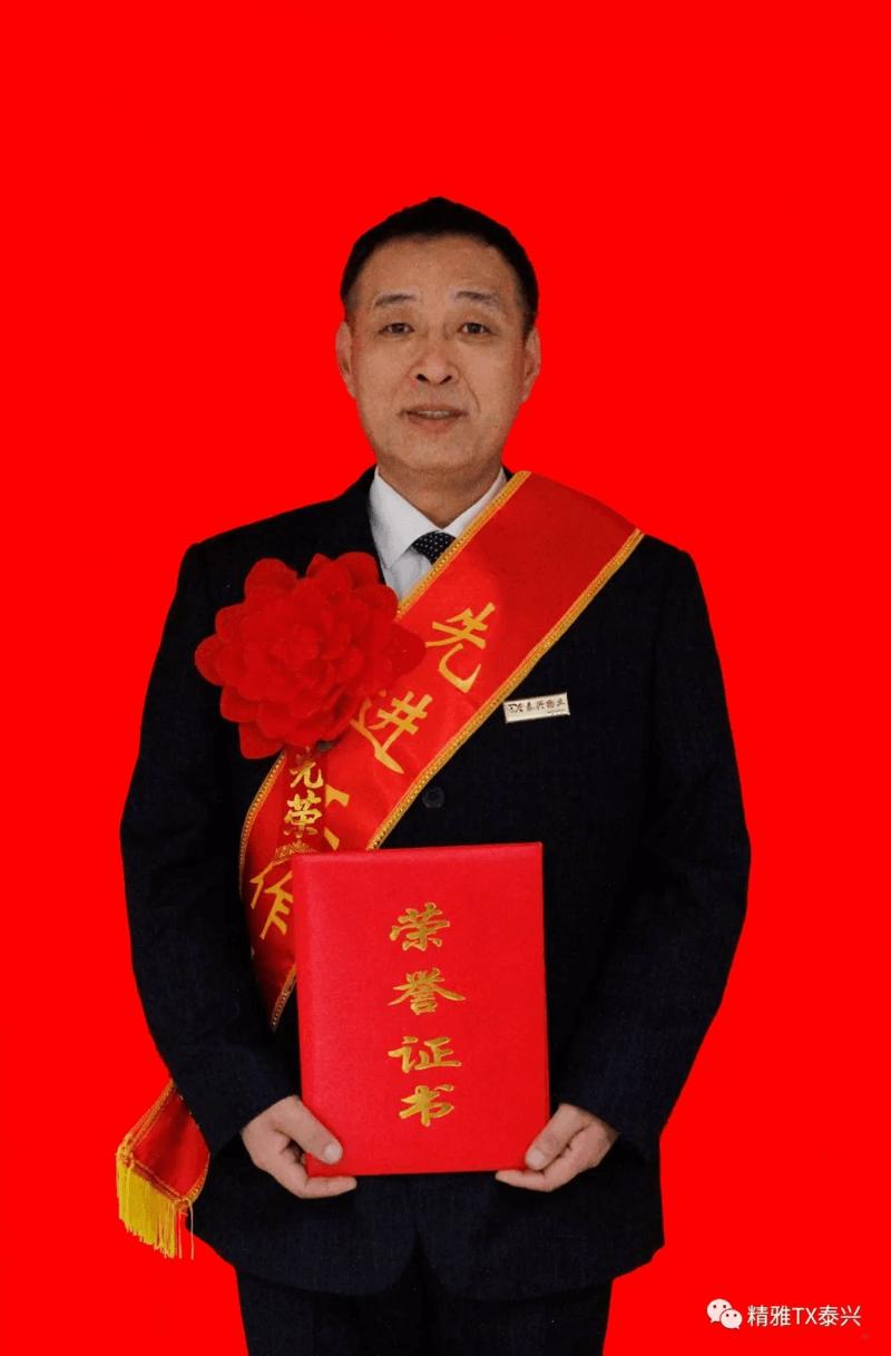 王乐泉认真研究管道疏通机的工作原理和结构特点.