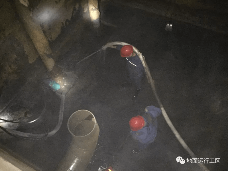 借后勤管道疏通机对新水池回水管道堵塞部位成功疏通