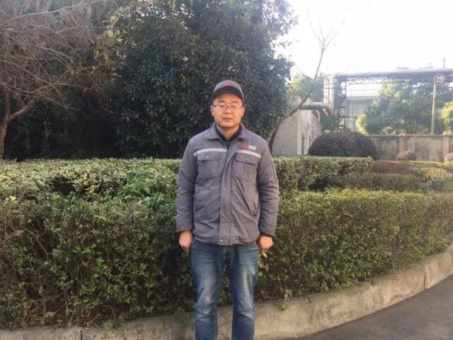 配件公司谢鹏利用高压冲洗机进行管路疏通