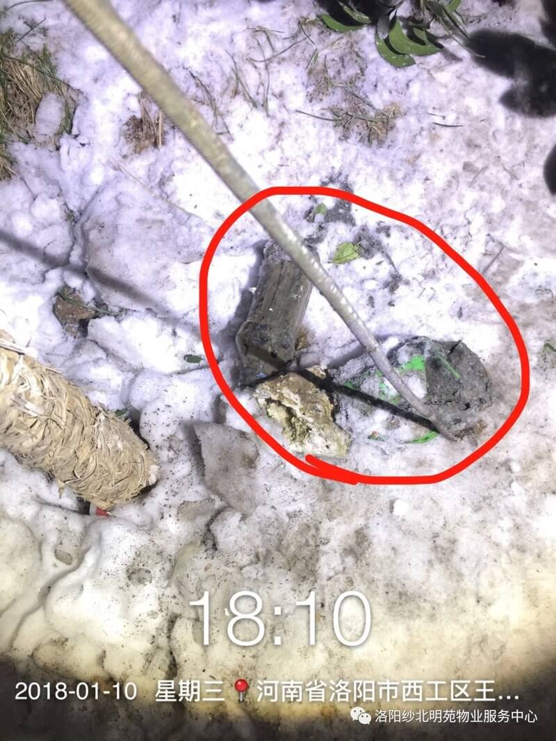 工程部师傅拿疏通机进行管道疏通