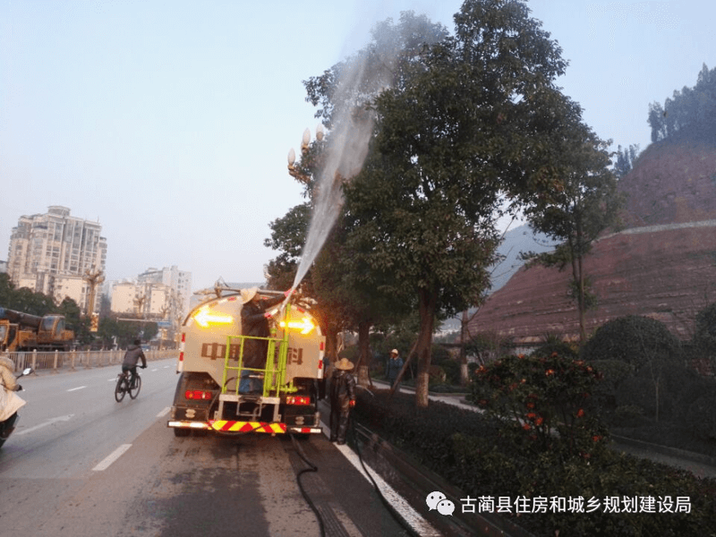 高压水枪喷洒过后，树枝上缓缓流下烂泥