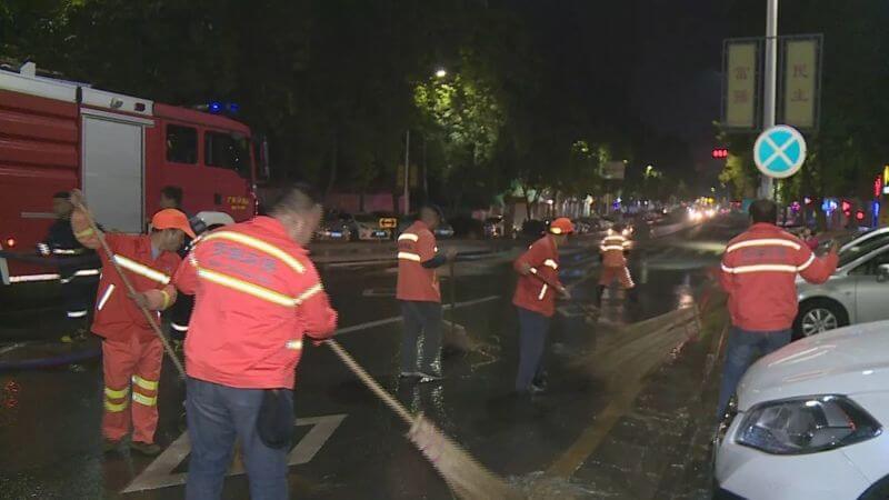 消防队员与环卫工人冲洗道路