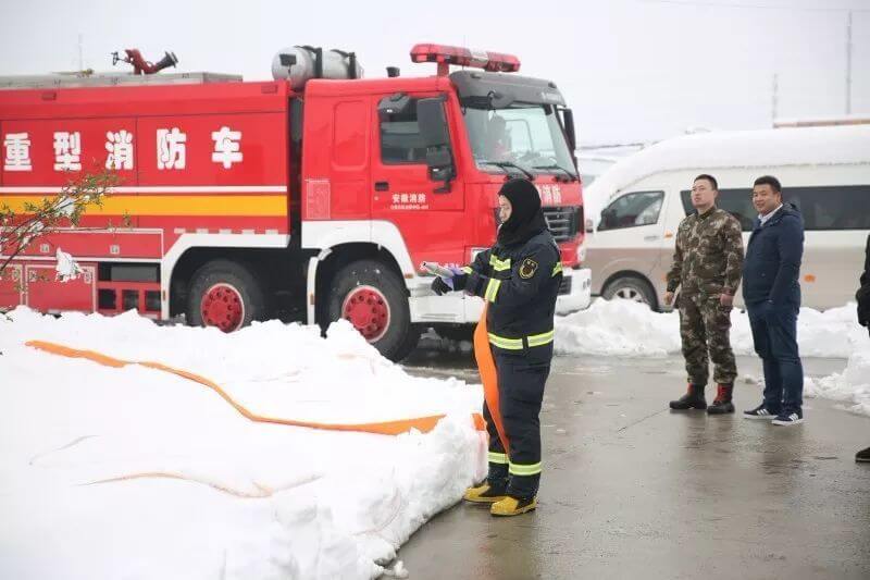 用克莱森高压水枪冲刷屋顶积雪