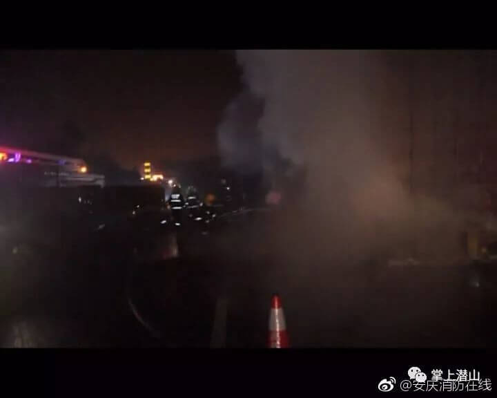 用高压水枪对现场明火进行冷却控制