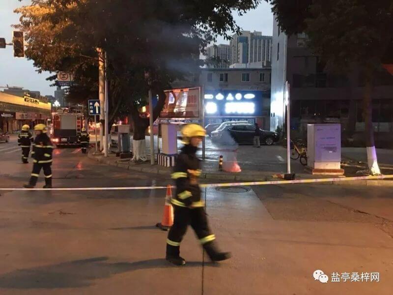 民警设立警戒线劝阻周边行人绕道