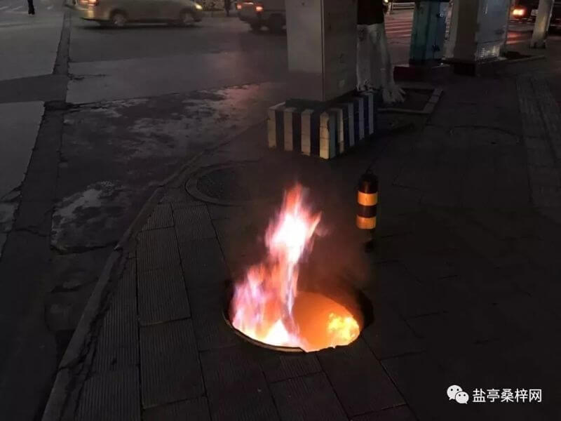 高新区双碑五队十字路口一窨井燃火了